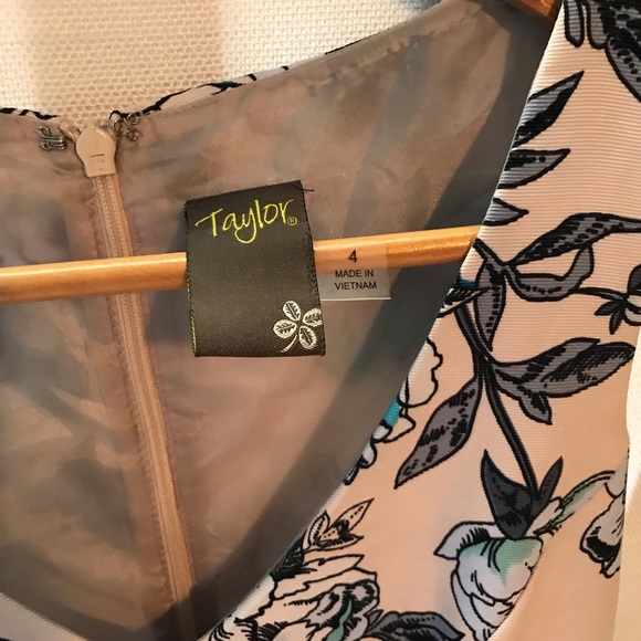 Taylor Women’s Dress Size 4 EUC - Picture 2 of 3